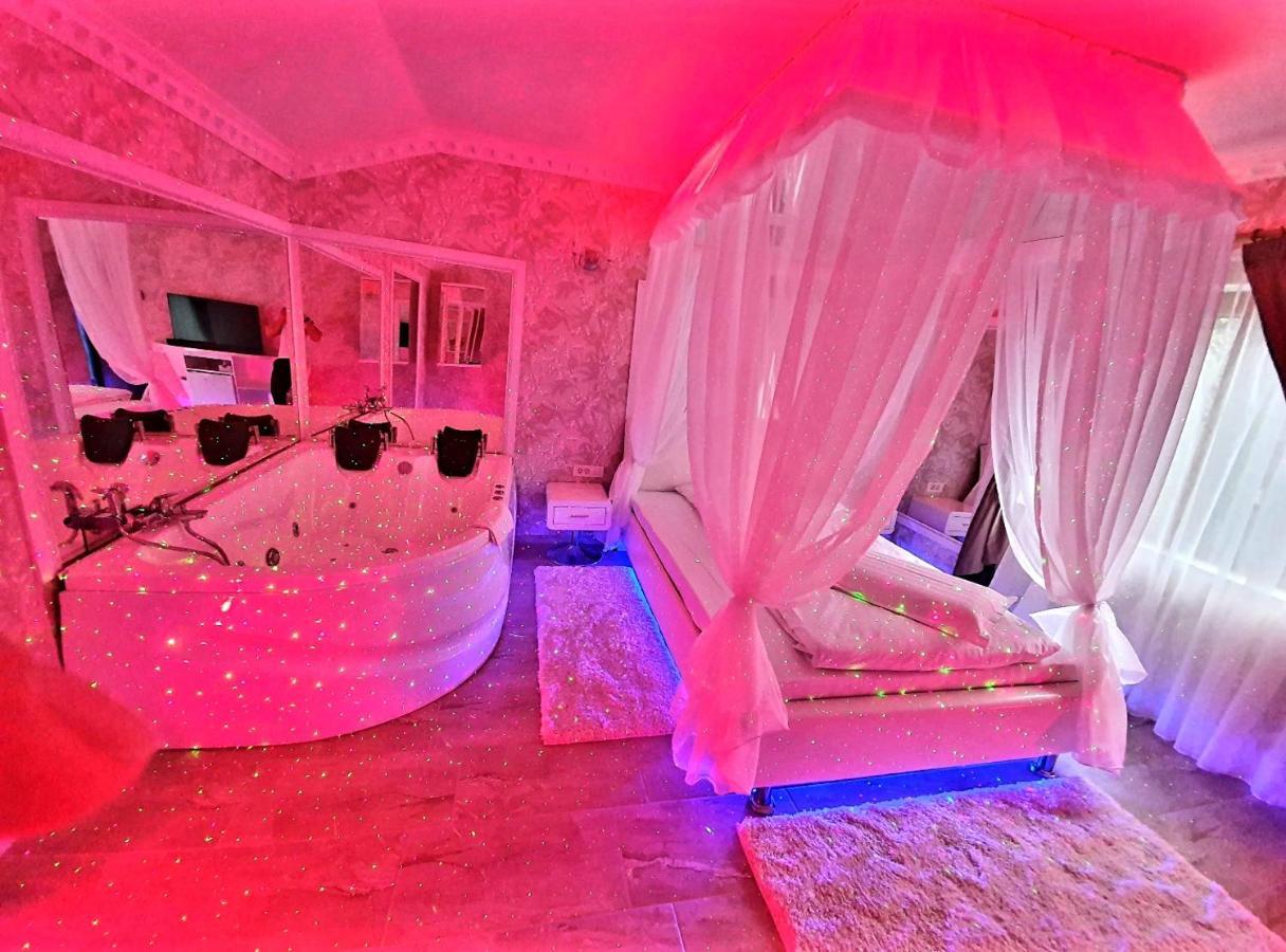 Anadi Hotel Boutique Only Adult Braşov Dış mekan fotoğraf
